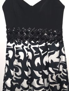 Elegantes schwarz-weiß Kleid mit Pailletten, ideal für festliche Anlässe
