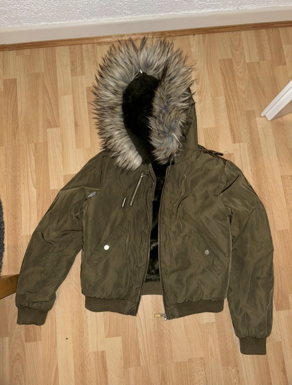 Khakigrüne Winterjacke Fakefell Größe 40/M