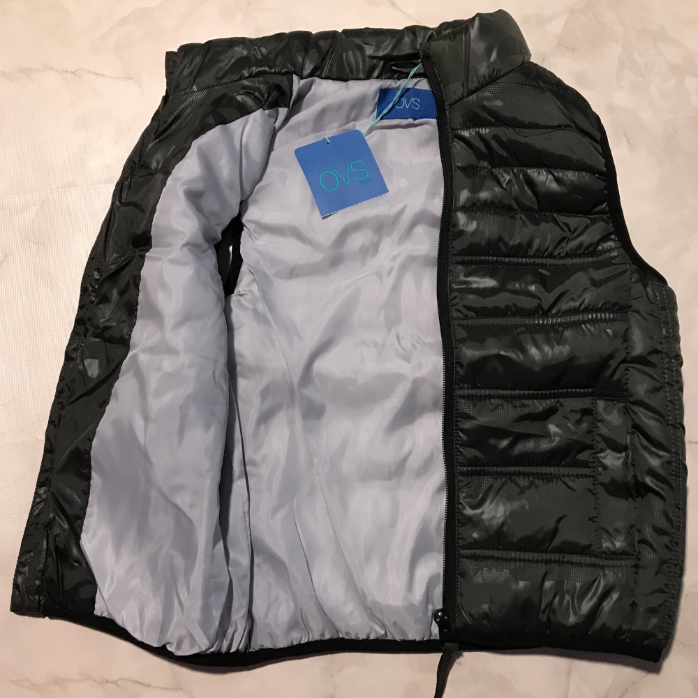Jungen Kinder Weste Steppweste Camouflage Armee Reißverschluss Grau Schwarz Gr. 110  Ideal für die Übergangszeit: die Steppweste Durchgehender Reißverschluss Zwei seitliche Taschen Mit Reißverschluss Bedruckt Marke: OVS