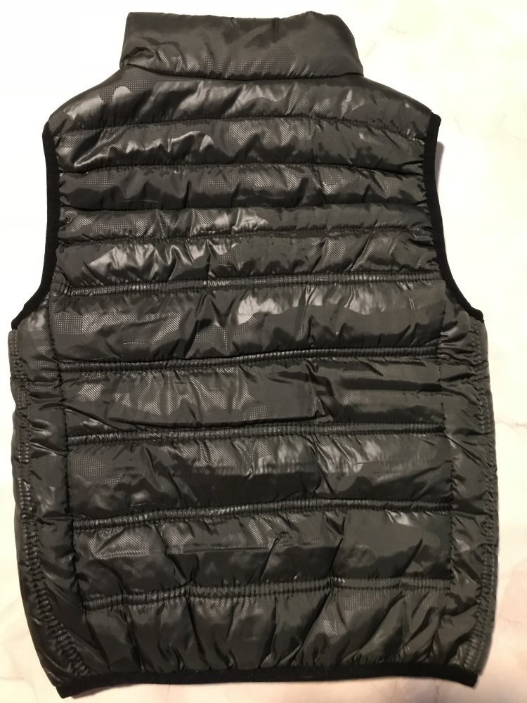 Jungen Kinder Weste Steppweste Camouflage Armee Reißverschluss Grau Schwarz Gr. 110  Ideal für die Übergangszeit: die Steppweste Durchgehender Reißverschluss Zwei seitliche Taschen Mit Reißverschluss Bedruckt Marke: OVS