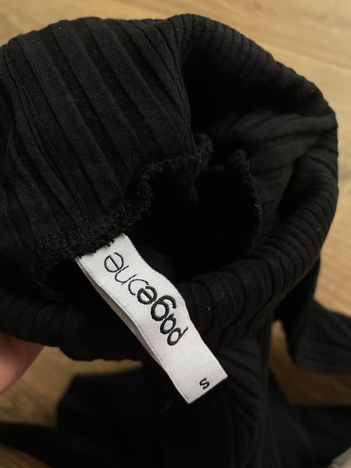 Schwarzer Rollkragenpullover