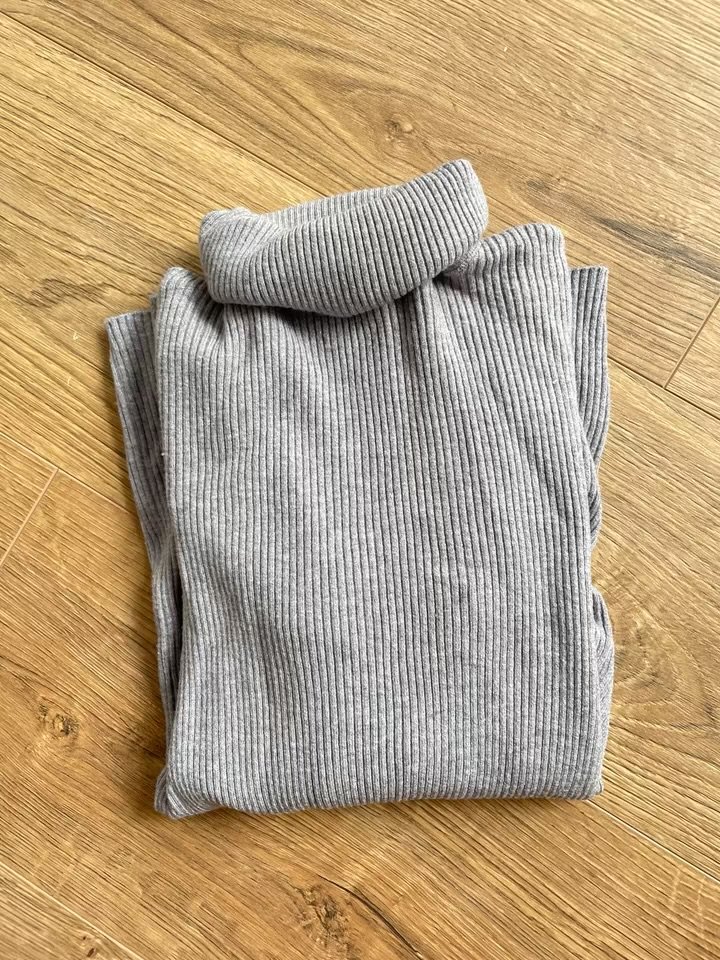 Grauer Rollkragenpullover