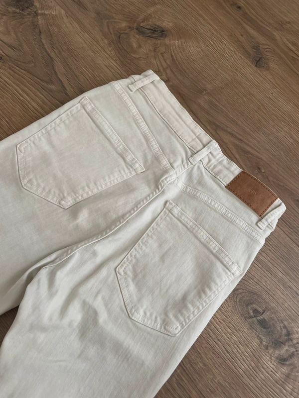 Cremefarbene Jeanshose | Zara