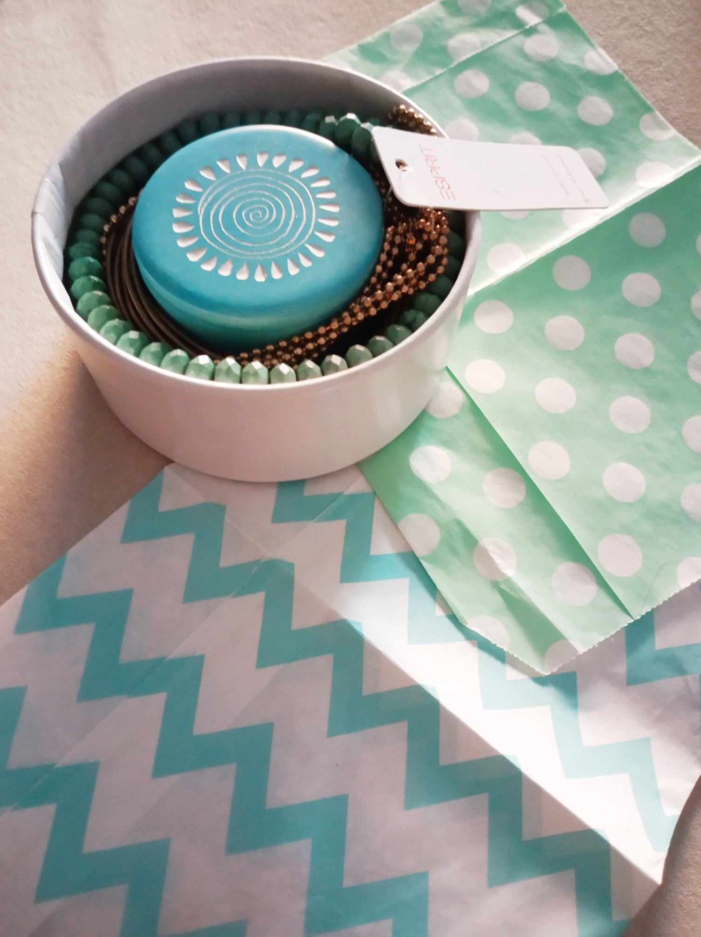 Modeschmuck-Set Halsketten Armbänder Ohrringe Steindose Mint Esprit NEU! VB!