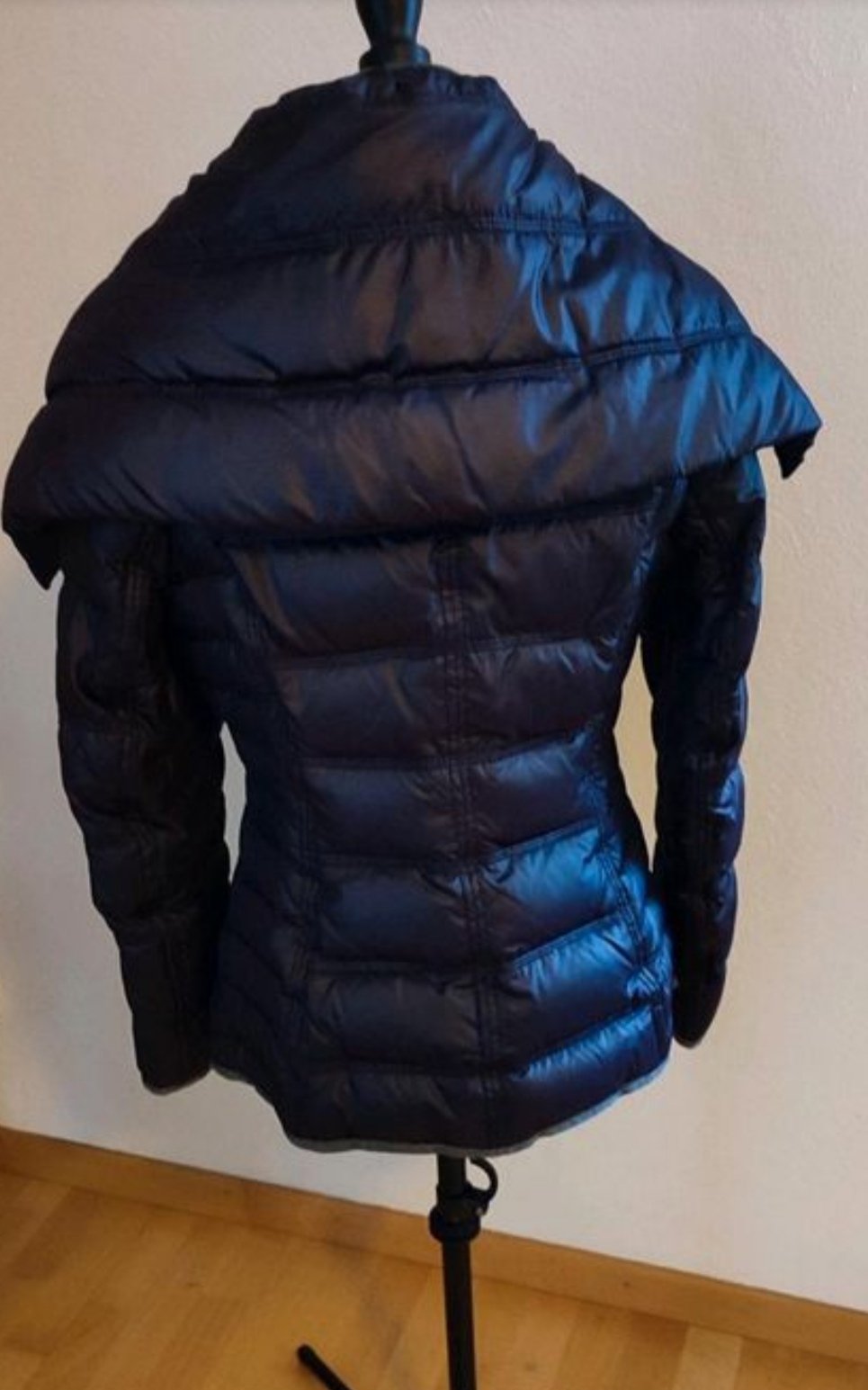 Auberginefarbene Winterjacke