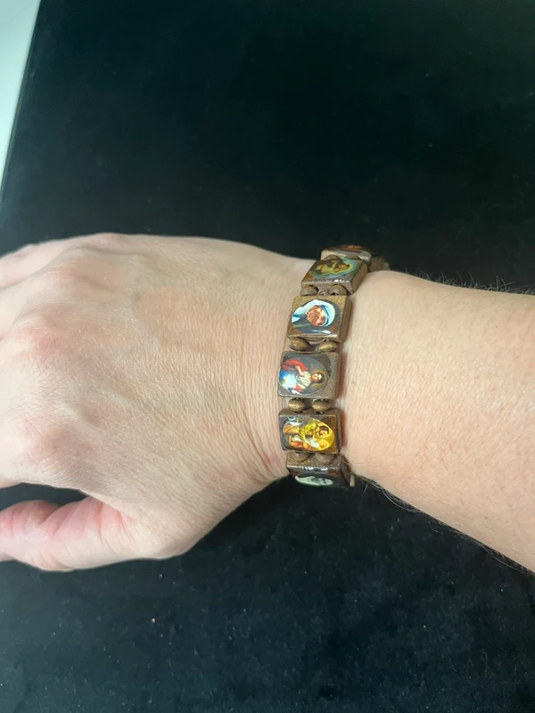 Spirituelles Holzperlen-Armband mit Heiligenbildern