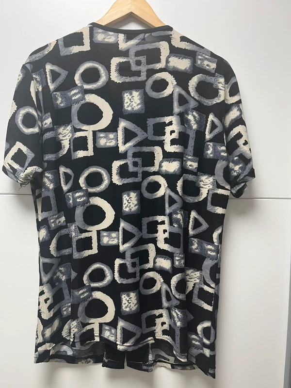 Schickes 2-in-1 Top mit Geometrischem Print