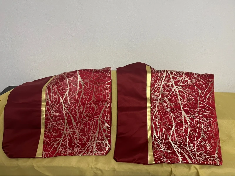 Edle Kissenbezüge in Weinrot & Gold (2er-Set)