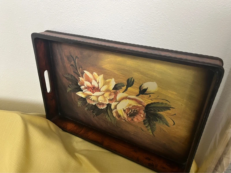 Vintage-Eleganz: Handbemaltes Holztablett mit floralem Zauber