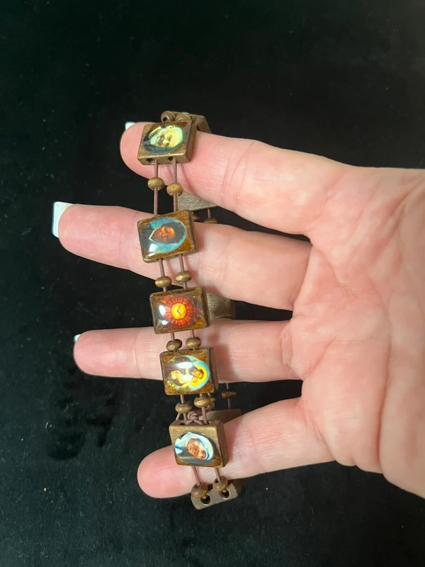 Spirituelles Holzperlen-Armband mit Heiligenbildern