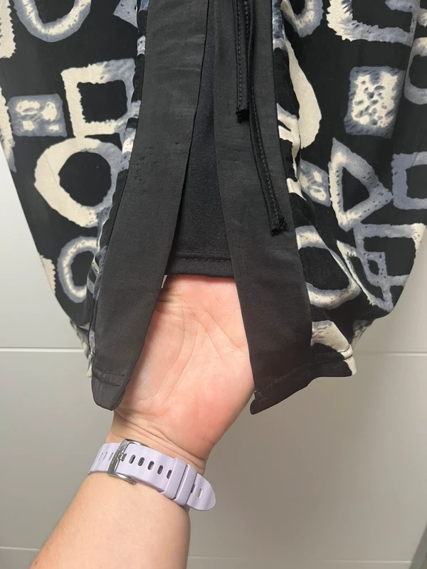 Schickes 2-in-1 Top mit Geometrischem Print