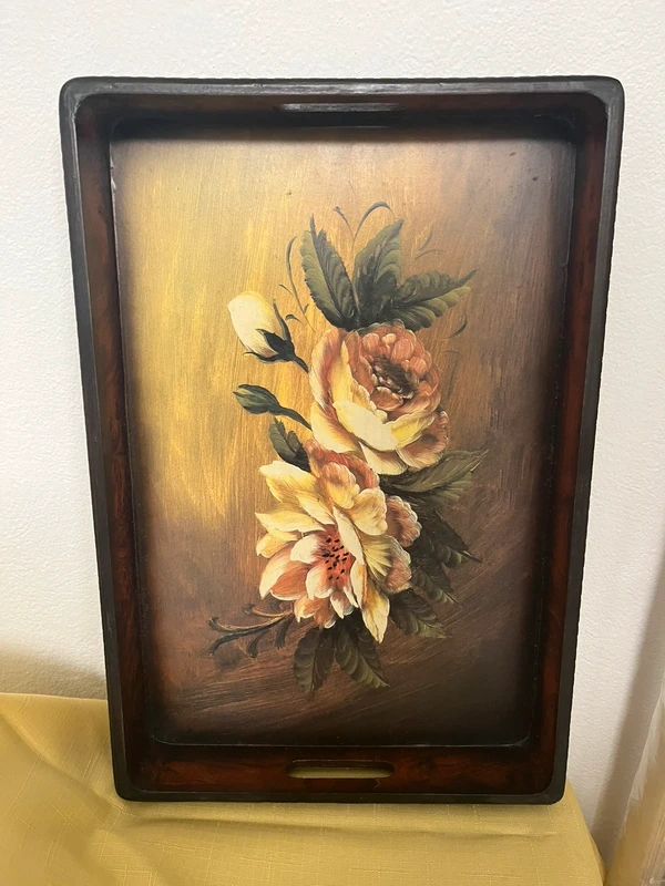 Vintage-Eleganz: Handbemaltes Holztablett mit floralem Zauber