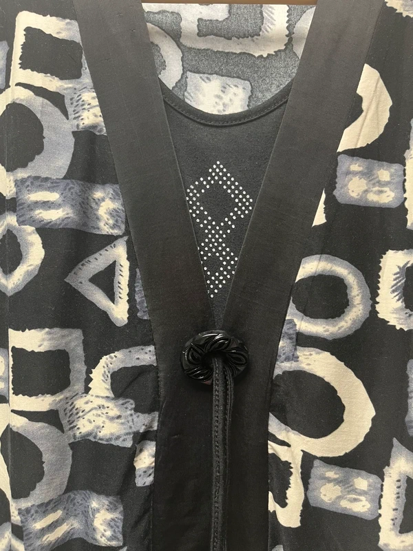 Schickes 2-in-1 Top mit Geometrischem Print