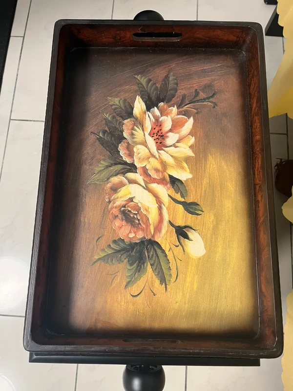 Vintage-Eleganz: Handbemaltes Holztablett mit floralem Zauber