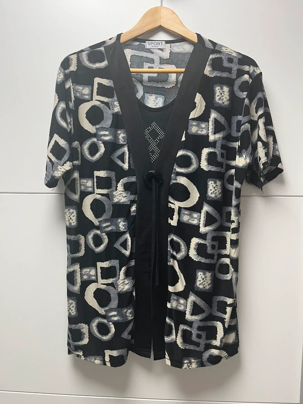 Schickes 2-in-1 Top mit Geometrischem Print