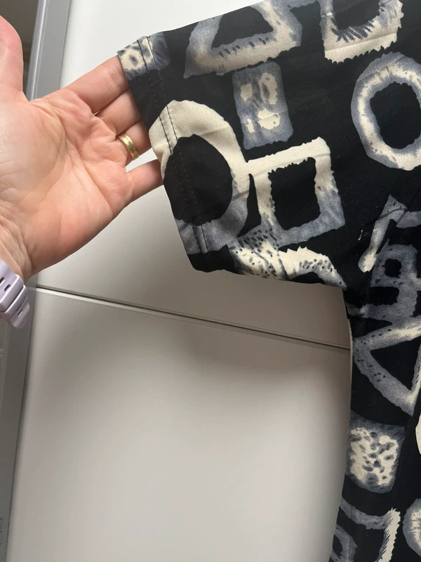 Schickes 2-in-1 Top mit Geometrischem Print