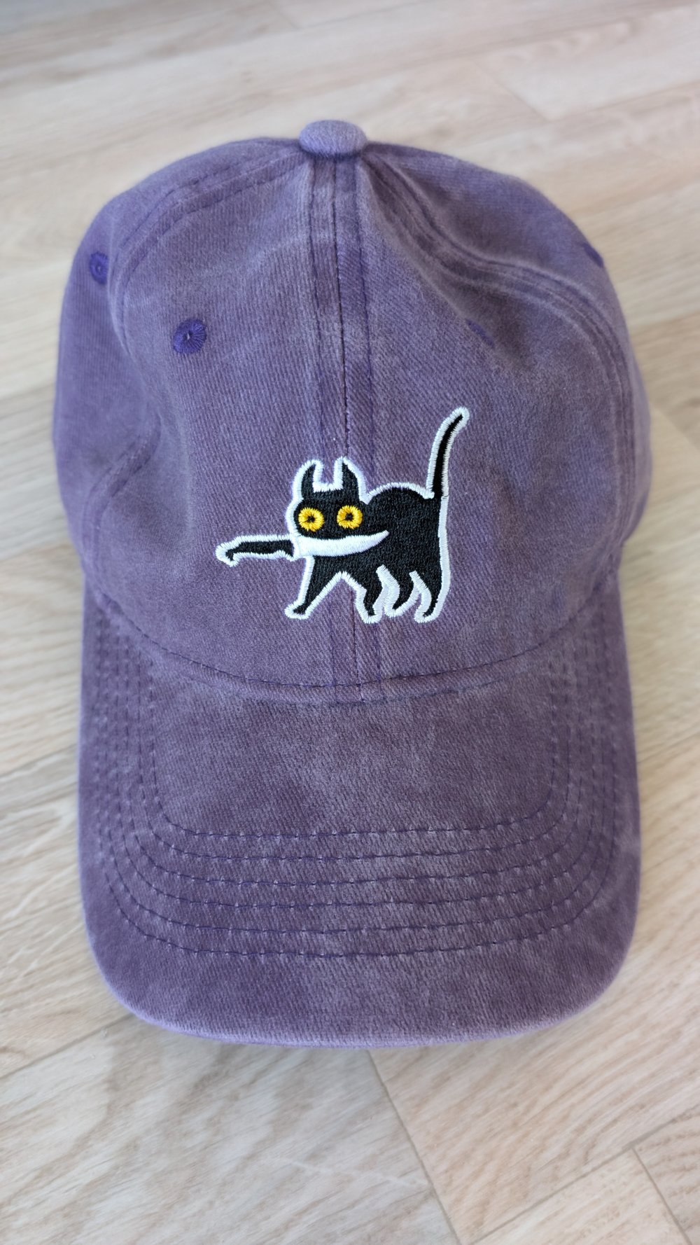 Lila vintage Basecap mit Katzen Stick Motiv