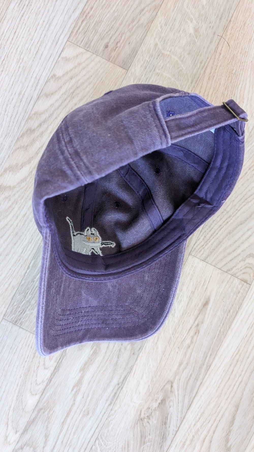 Lila vintage Basecap mit Katzen Stick Motiv