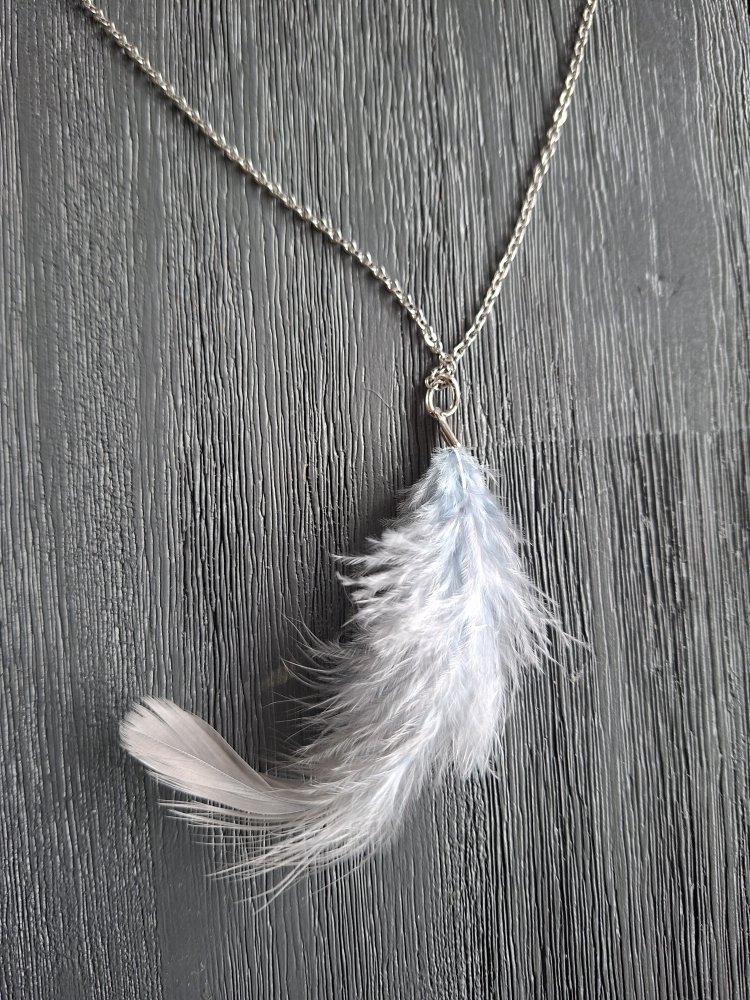 Halskette mit Federanhänger