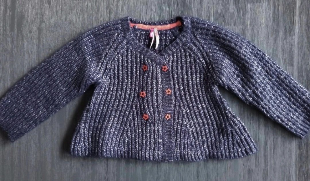 Strickjacke geknöpft