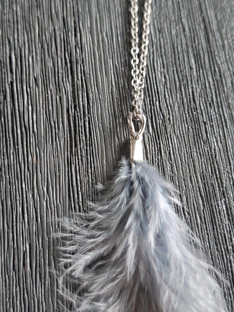Halskette mit Federanhänger