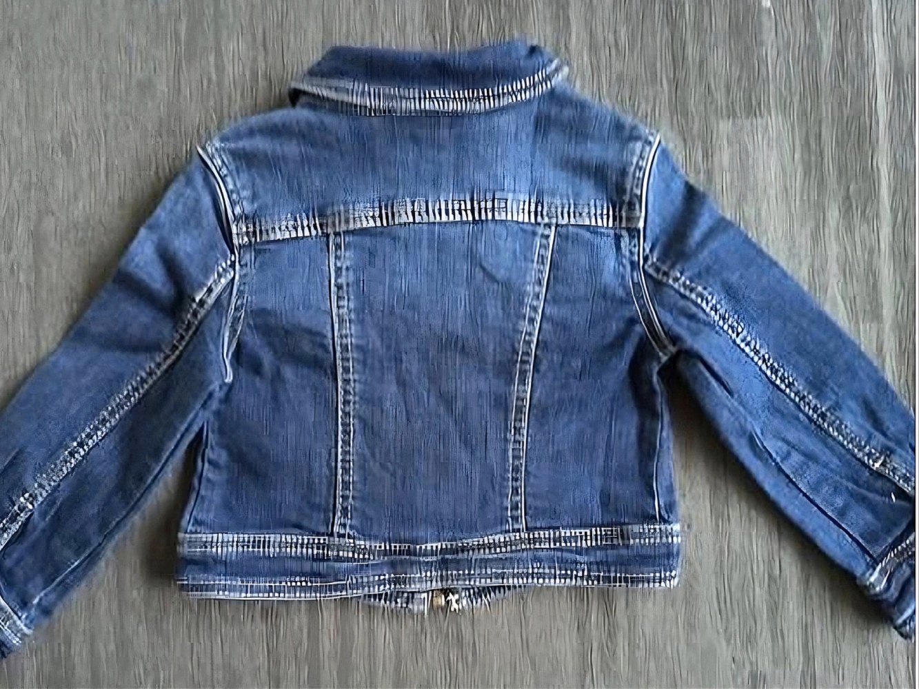 Jeansjacke mit Strasssteinchen 