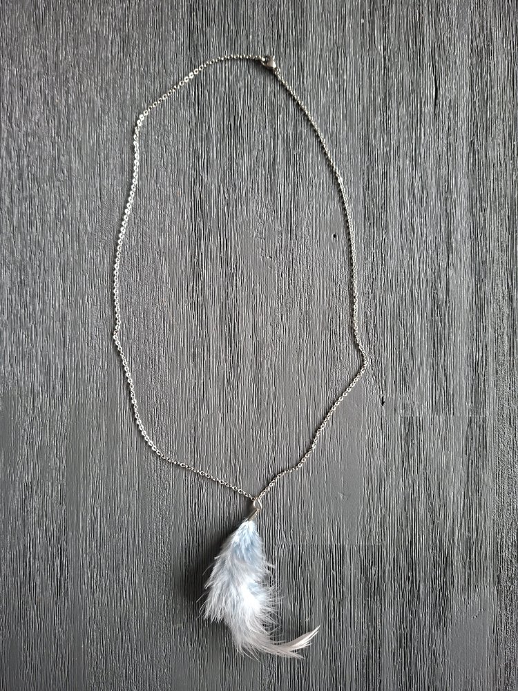 Halskette mit Federanhänger
