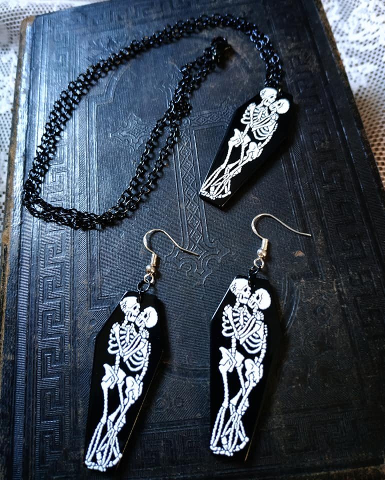 Horror Gothic Halloween Skelett Sarg Core Look Ohrringe Kette Set