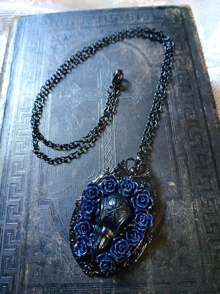 Horror Rune Rabe Schädel Skull Nordic Core Look Vegvísir Gothic Halloween Kette Brosche