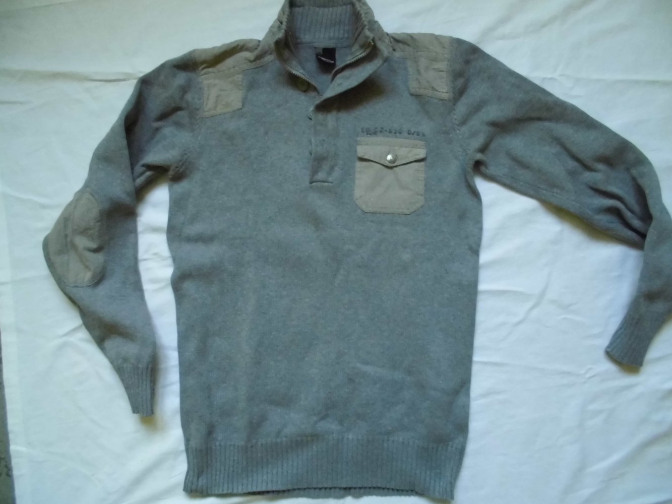 Grauer Wollpullover mit Ellbogenschutz !