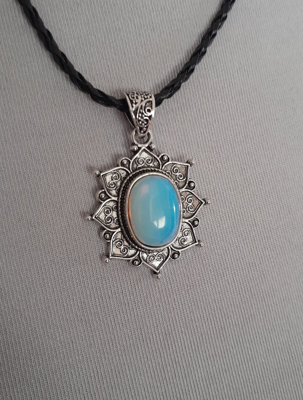Schöne Kette mit Opalit Anhänger im Vintagelook