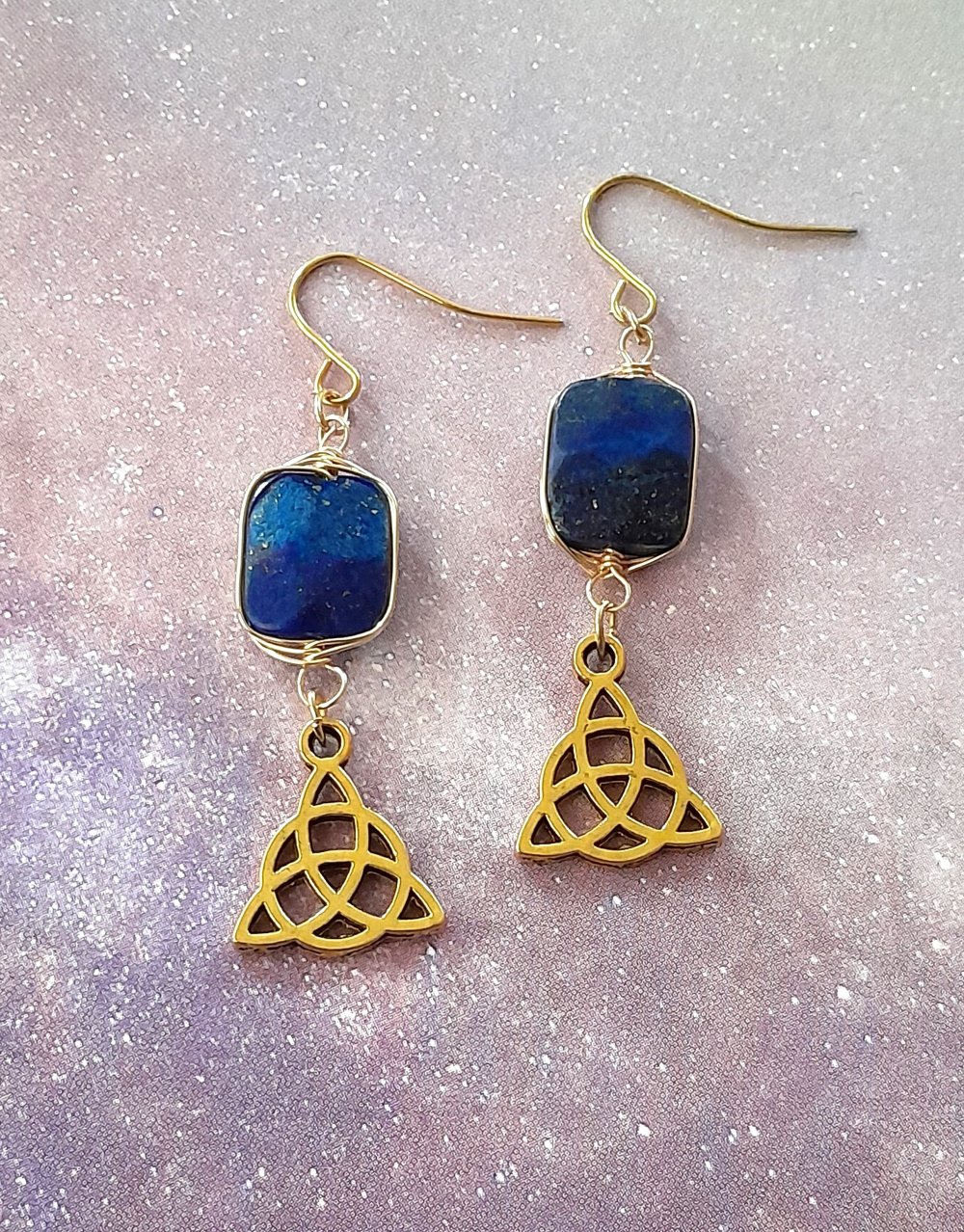 Zauberhafte, einzigartige Ohrringe mit Lapislazuli und keltischen Anhängern