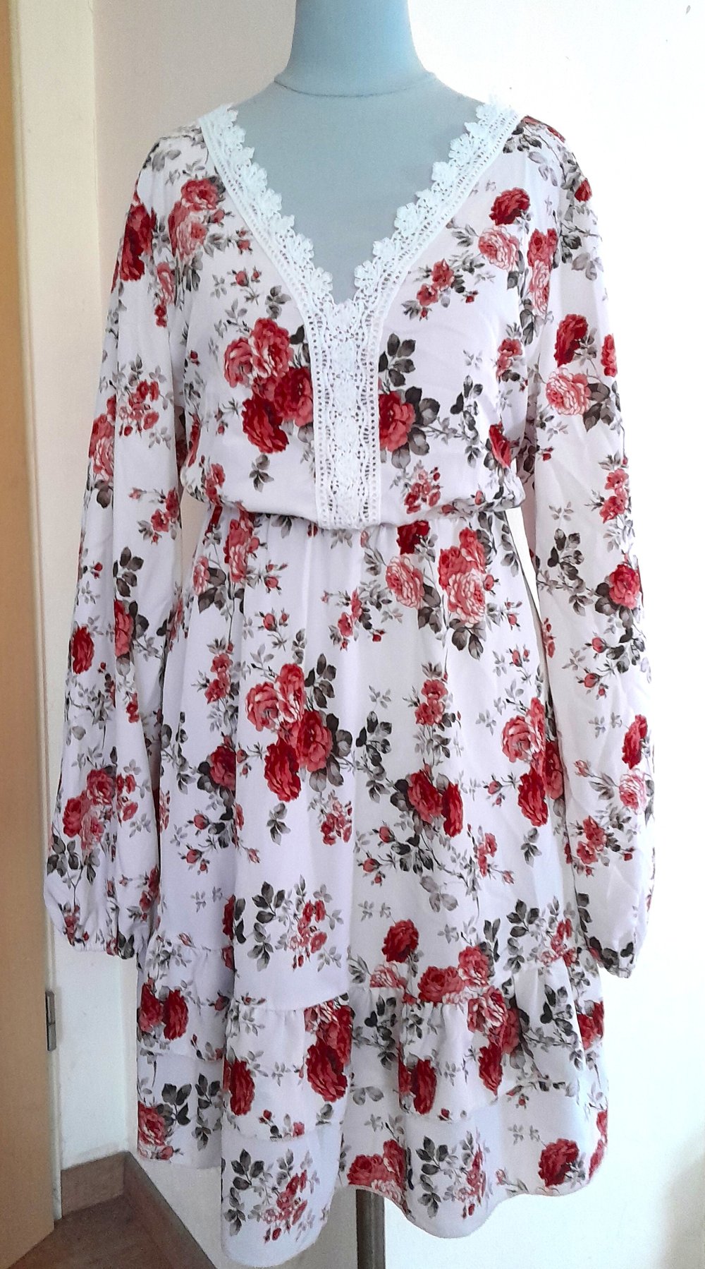 Schönes, cremeweißes Kleid mit Spitze und Rosen, Gr.40