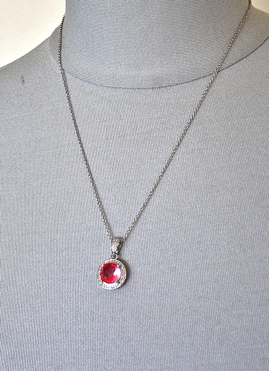 Filigranes Collier mit silbernem Anhänger und pinkem Stein