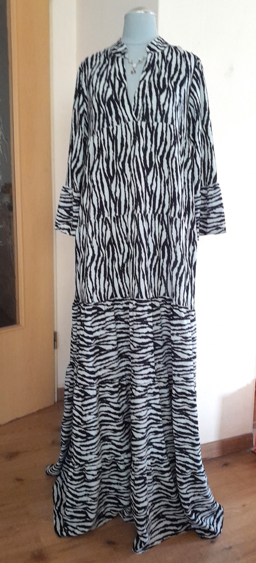 Wunderschönes, schwarz weißes Boho Maxikleid im Zebramuster, Gr.S
