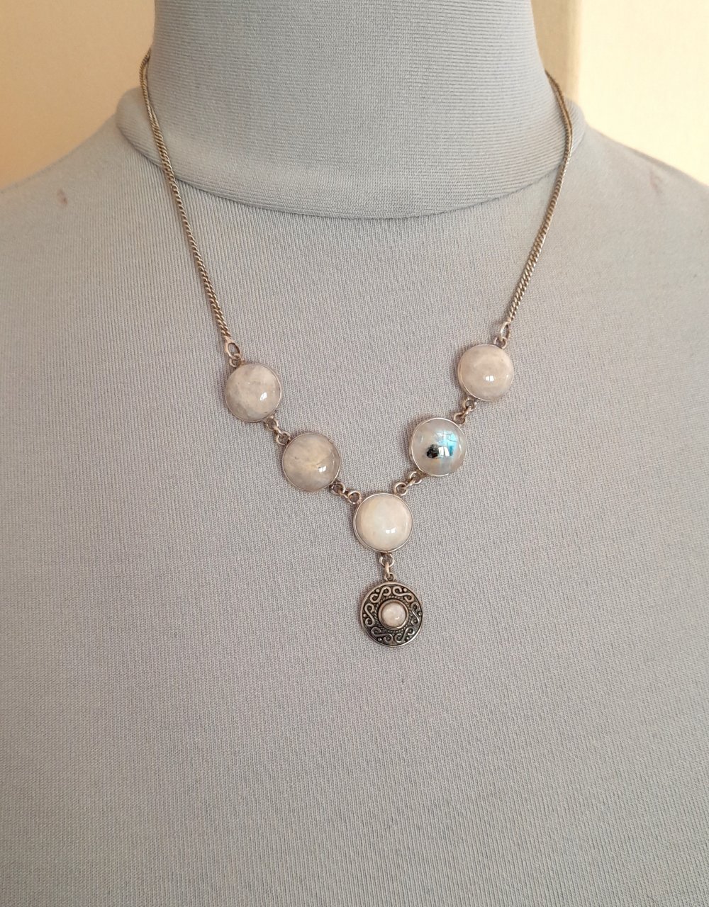 Zartes, silbernes Collier mit Mondstein
