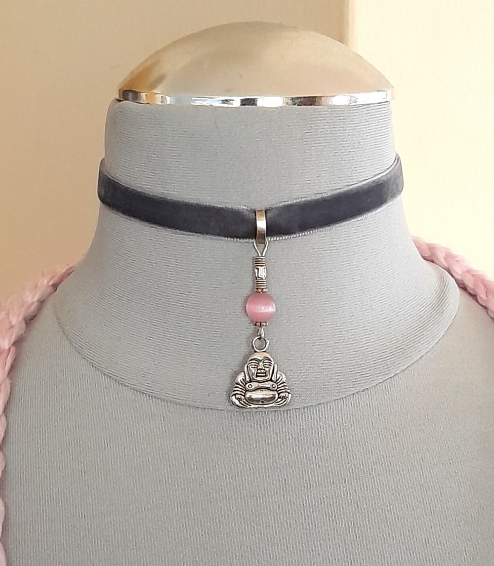 Grauer, samtiger Choker mit Buddha und Cateye-Perle