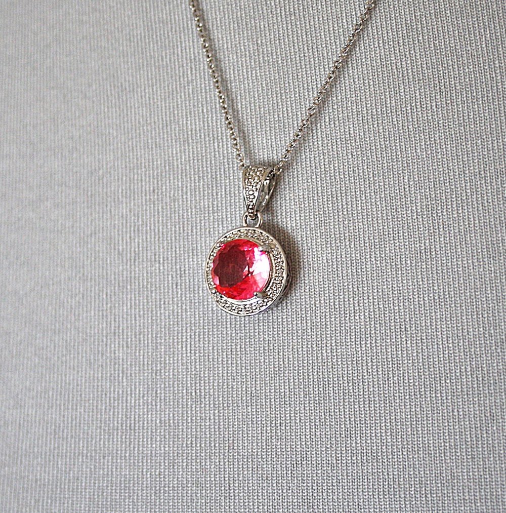 Filigranes Collier mit silbernem Anhänger und pinkem Stein