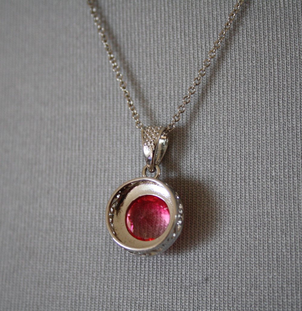 Filigranes Collier mit silbernem Anhänger und pinkem Stein