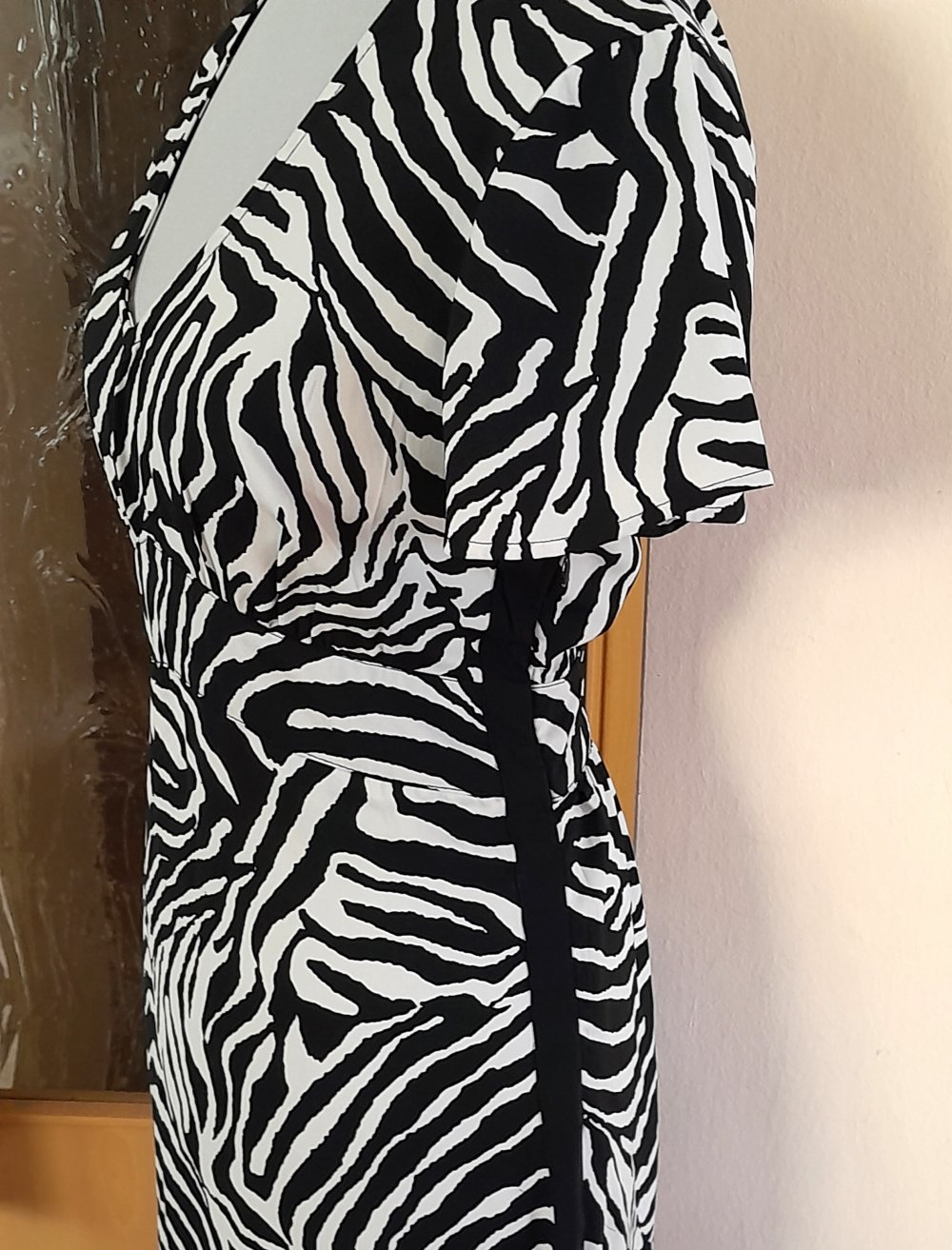Wunderschönes, schwarz weißes High Low Kleid im Zebramuster, Gr.S