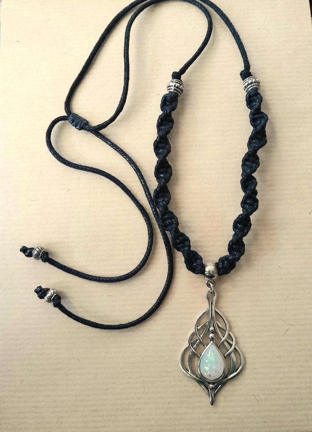 Ausgefallene, schwarze Makramee Kette mit elfenhaftem Anhänger