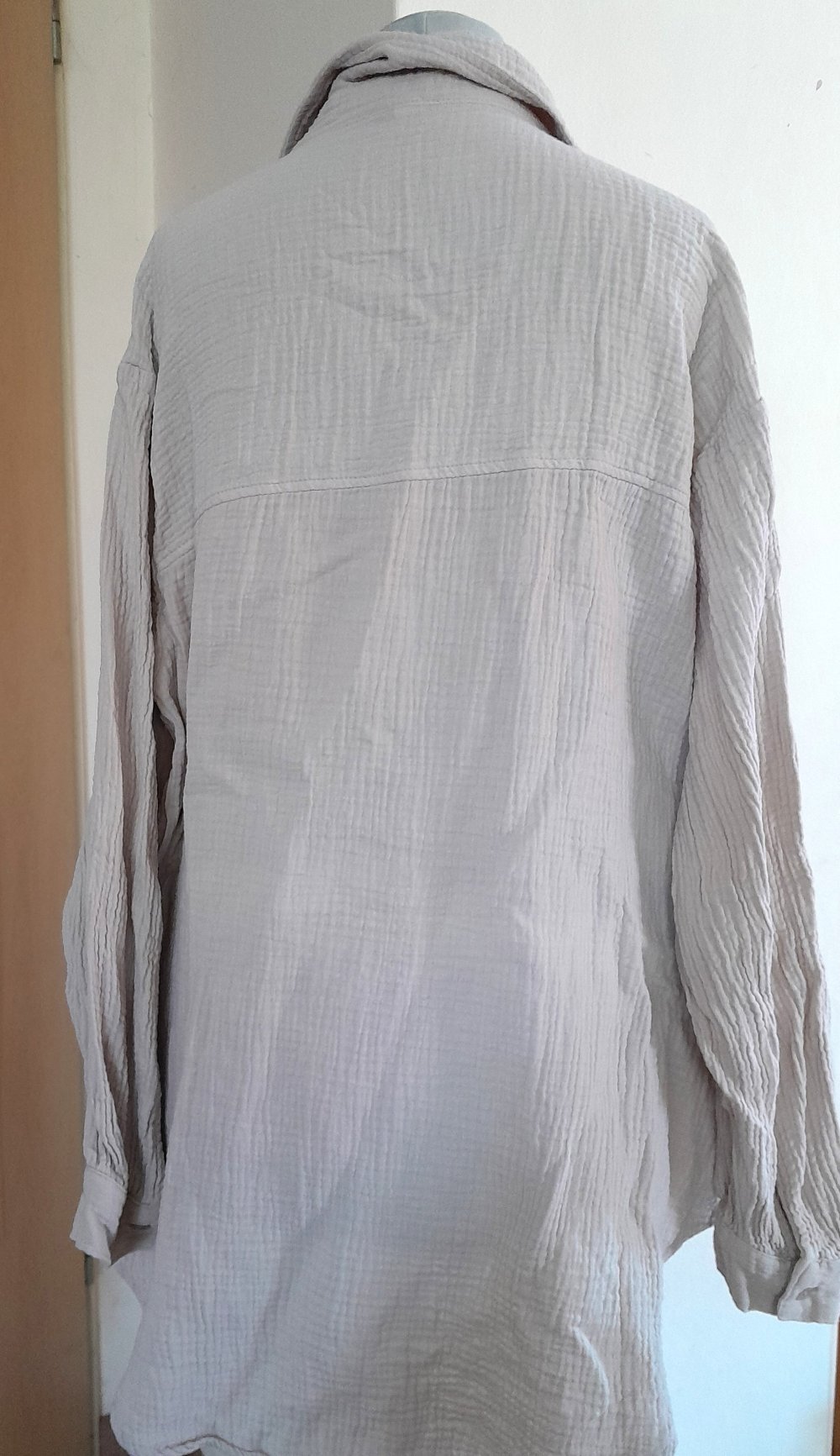 Langes, beiges Oversize Hemd aus Musselin, Gr.34