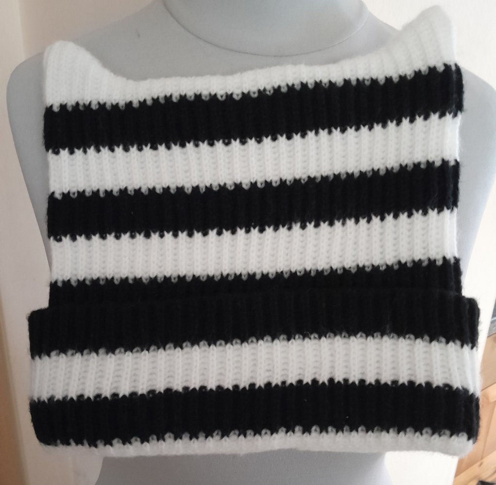 Neue, schwarz weiße Mütze mit Katzenohren