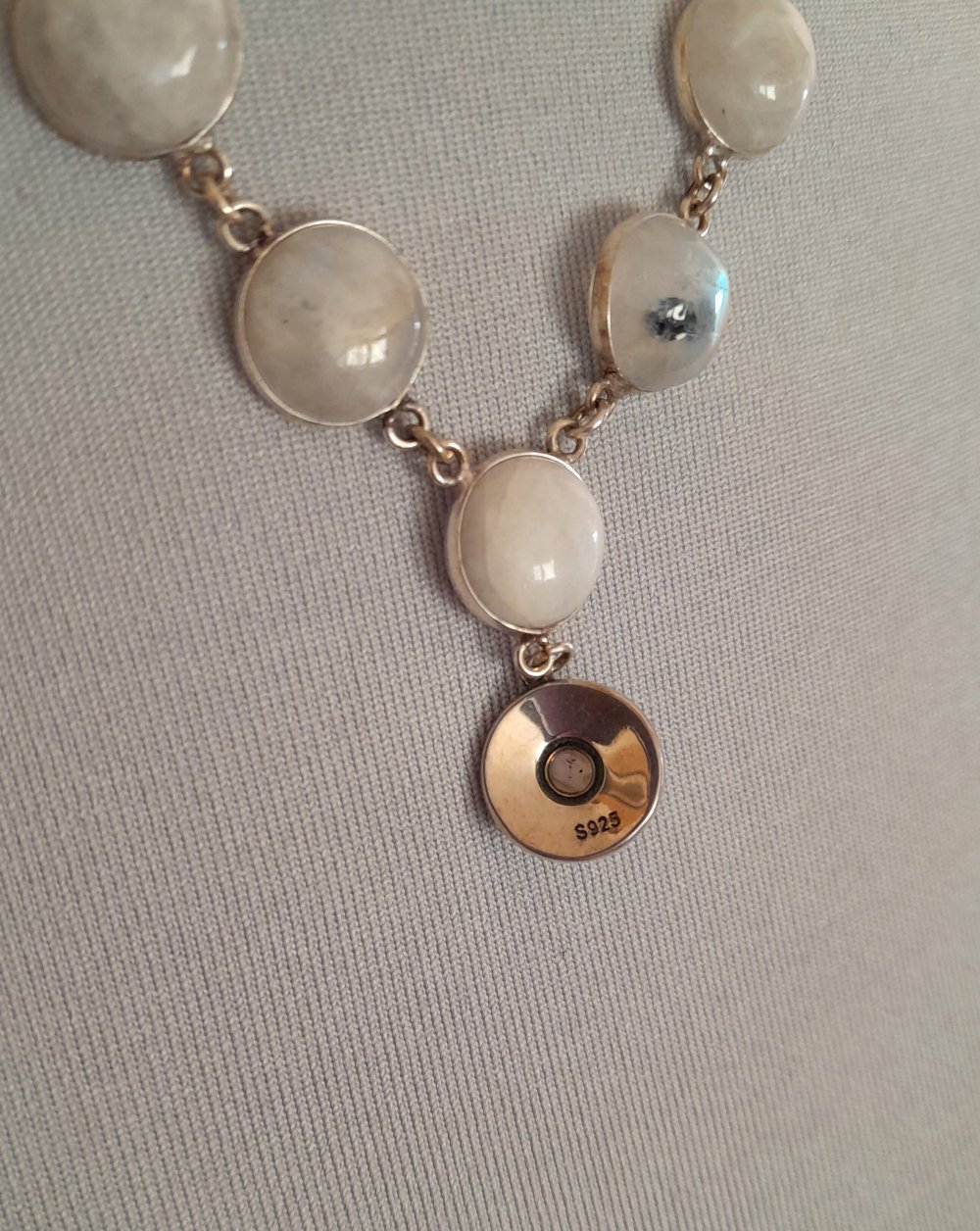 Zartes, silbernes Collier mit Mondstein