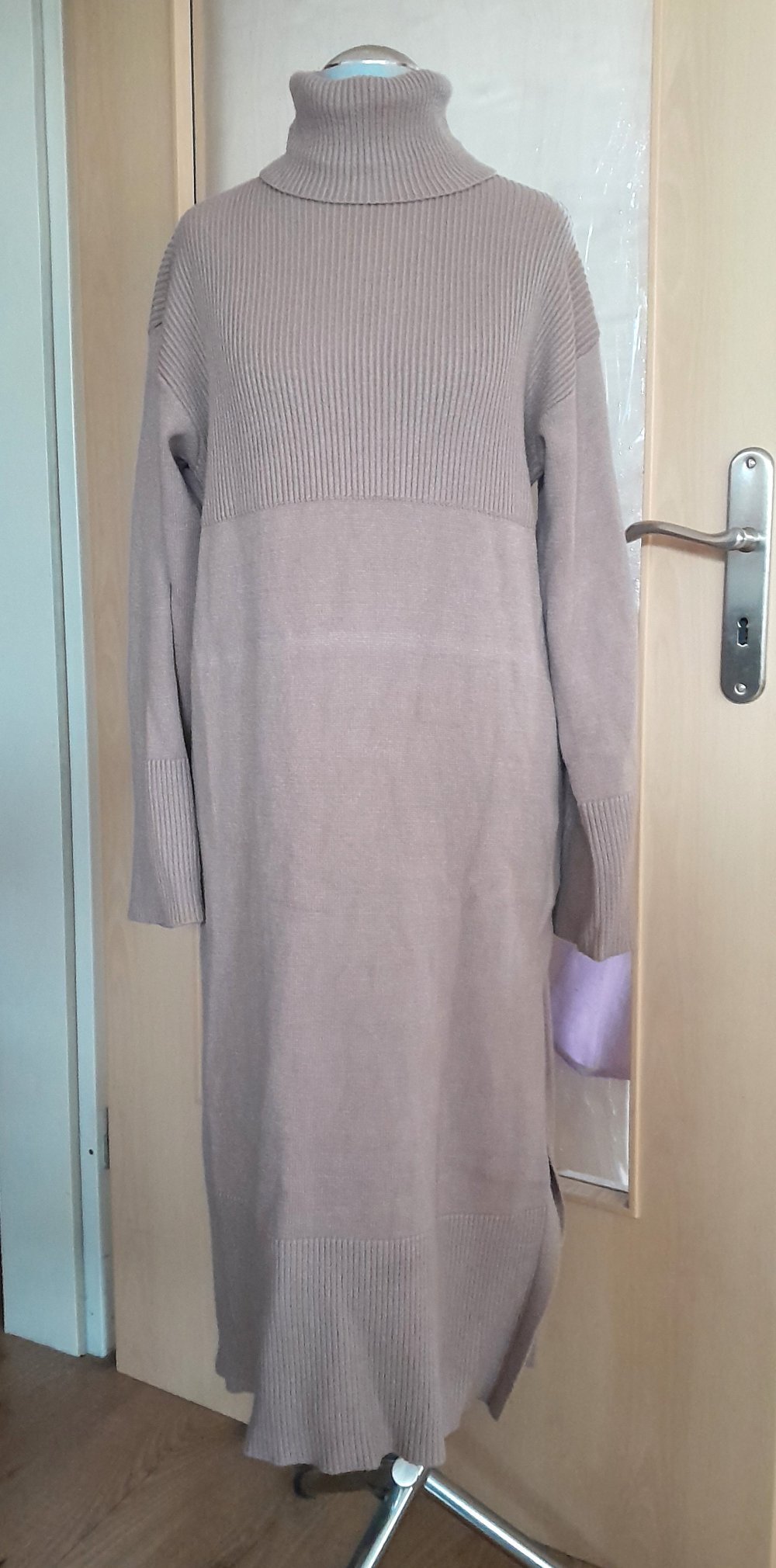 Schönes, langes Strickkleid in Nude/Beige, Gr.M