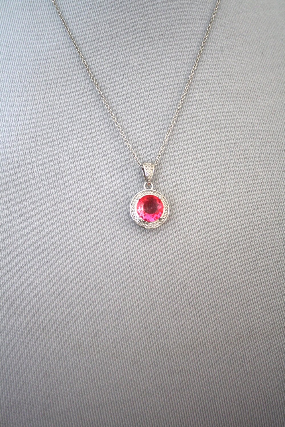 Filigranes Collier mit silbernem Anhänger und pinkem Stein