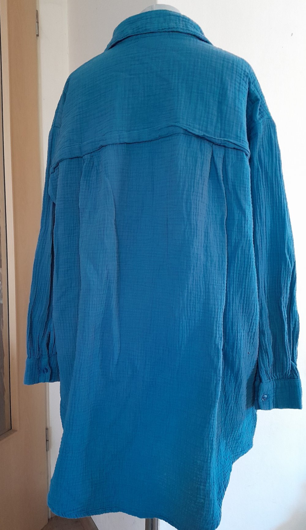 Langes, jeansblaues Oversize Hemd aus Musselin, Gr.36
