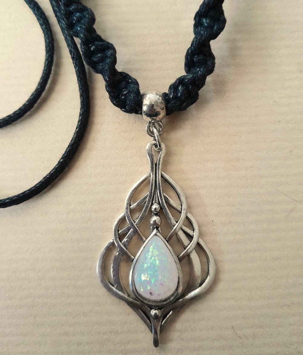 Ausgefallene, schwarze Makramee Kette mit elfenhaftem Anhänger