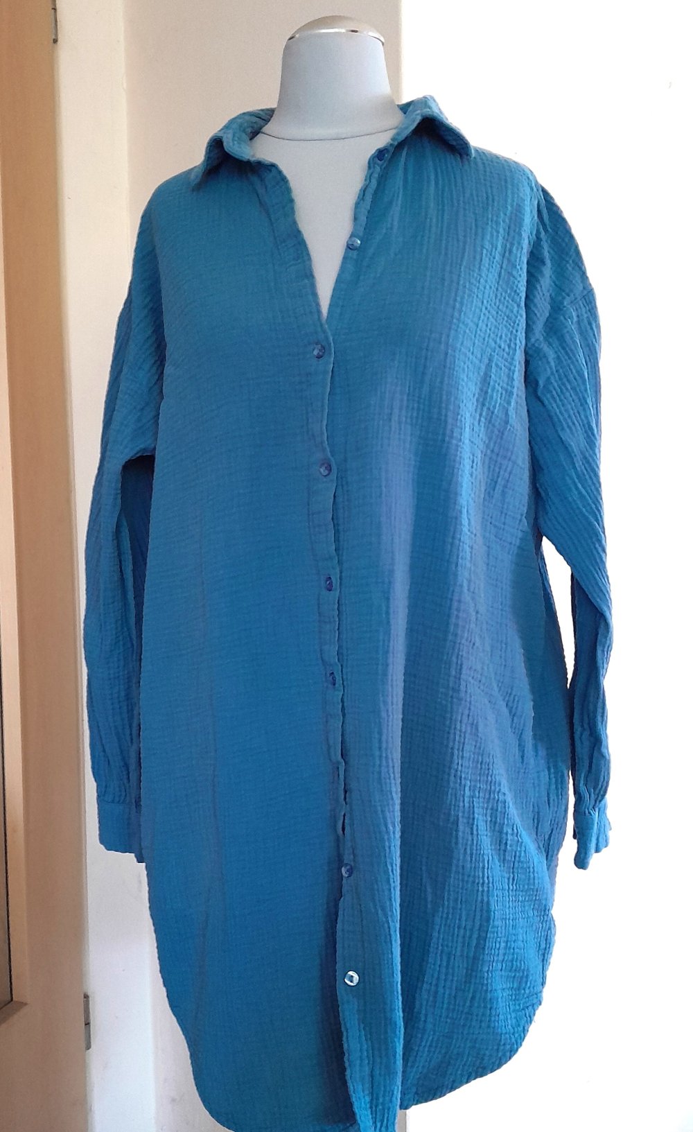 Langes, jeansblaues Oversize Hemd aus Musselin, Gr.36