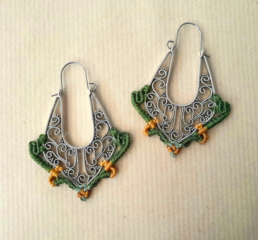 Zauberhafte, einzigartige, ornamentale Ohrringe mit Makramee